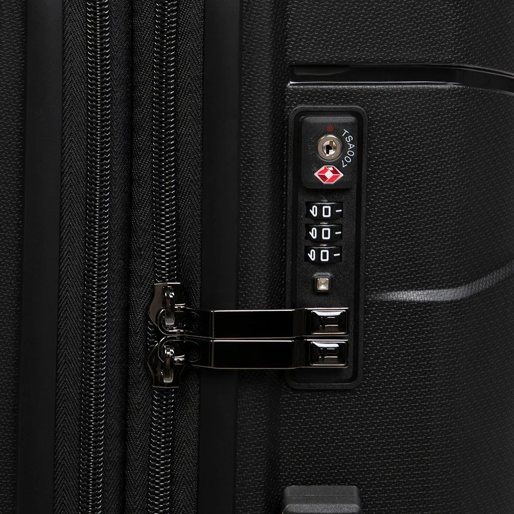 IT Momentous luggage interior with spacious packing compartments