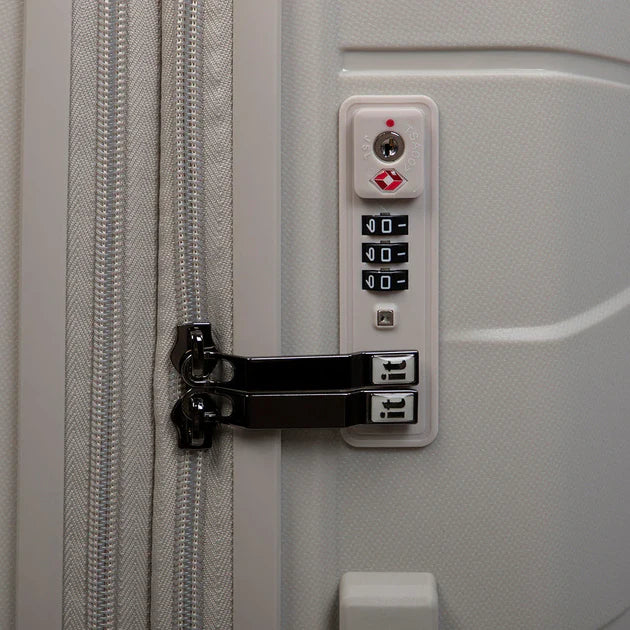 IT Momentous TSA combination lock detail for secure travel